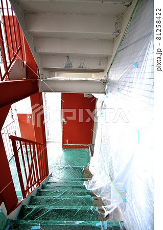 マンション大規模修繕足場工事、居住者から見た大規模修繕足場工事、安全第一、梅雨時には危険 マンション大規模修繕足場工事、居住者から見た大規模修繕足場工事、安全第一、梅雨時には危険 81258422