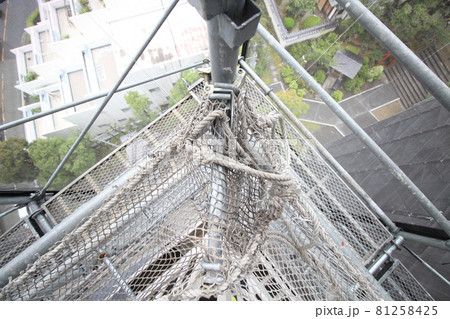 マンション大規模修繕足場工事、居住者から見た大規模修繕足場工事、安全第一、梅雨時には危険 マンション大規模修繕足場工事、居住者から見た大規模修繕足場工事、安全第一、梅雨時には危険 81258425