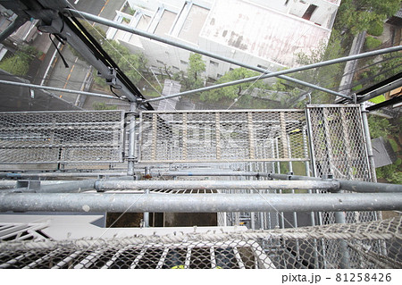 マンション大規模修繕足場工事、居住者から見た大規模修繕足場工事、安全第一、梅雨時には危険 81258426