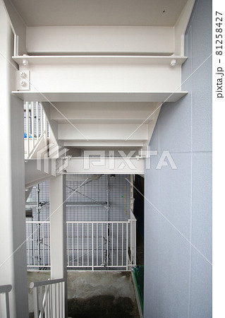 マンション大規模修繕足場工事、居住者から見た大規模修繕足場工事、安全第一、梅雨時には危険 マンション大規模修繕足場工事、居住者から見た大規模修繕足場工事、安全第一、梅雨時には危険 81258427