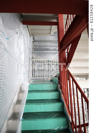 マンション大規模修繕足場工事、居住者から見た大規模修繕足場工事、安全第一、梅雨時には危険 81258428
