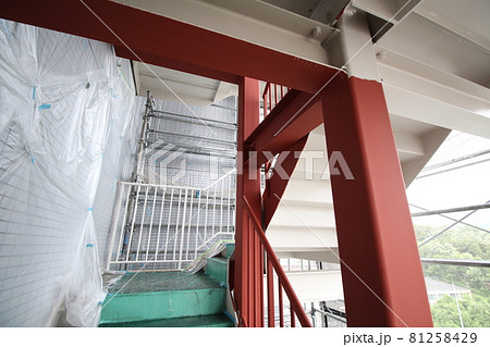 マンション大規模修繕足場工事、居住者から見た大規模修繕足場工事、安全第一、梅雨時には危険 81258429