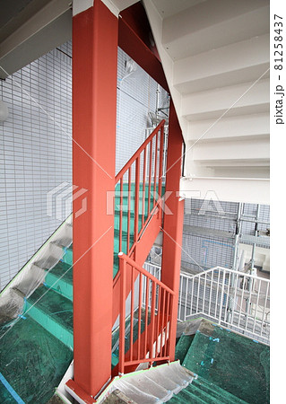 マンション大規模修繕足場工事、居住者から見た大規模修繕足場工事、安全第一、梅雨時には危険 81258437