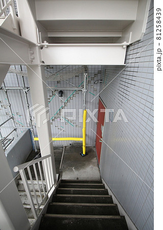 マンション大規模修繕足場工事、居住者から見た大規模修繕足場工事、安全第一、梅雨時には危険 81258439
