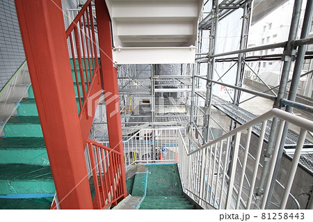 マンション大規模修繕足場工事、居住者から見た大規模修繕足場工事、安全第一、梅雨時には危険 マンション大規模修繕足場工事、居住者から見た大規模修繕足場工事、安全第一、梅雨時には危険 81258443