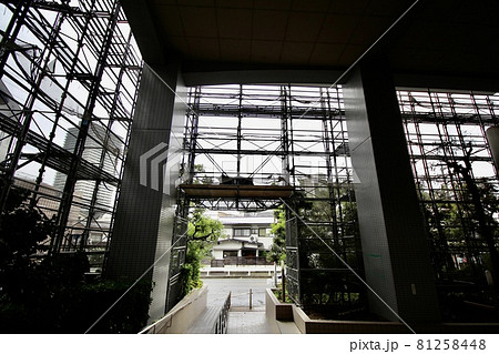 マンション大規模修繕足場工事、居住者から見た大規模修繕足場工事、安全第一、梅雨時には危険 81258448