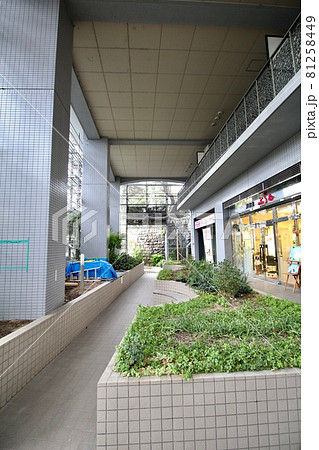マンション大規模修繕足場工事、居住者から見た大規模修繕足場工事、安全第一、梅雨時には危険 81258449