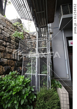 マンション大規模修繕足場工事、居住者から見た大規模修繕足場工事、安全第一、梅雨時には危険 81258452