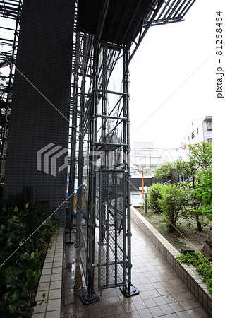 マンション大規模修繕足場工事、居住者から見た大規模修繕足場工事、安全第一、梅雨時には危険 81258454