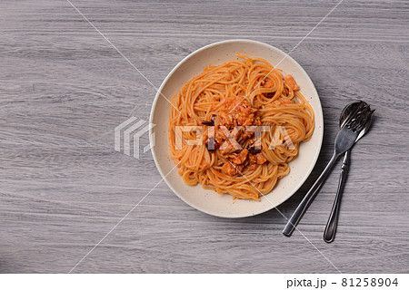 サーモンとトマトソースのパスタ サーモンとトマトソースのパスタ 81258904