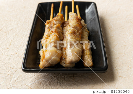 黒い皿に盛り付けた焼き鳥 81259046