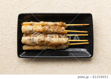 黒い皿に盛り付けた焼き鳥 黒い皿に盛り付けた焼き鳥 81259051