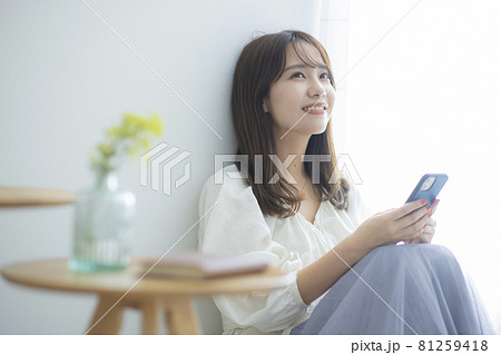 女性　スマートフォン 81259418