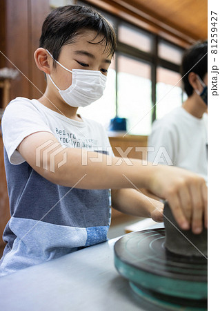 陶芸を楽しむ子供 陶芸を楽しむ子供 81259427