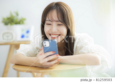 女性　スマートフォン　 81259503