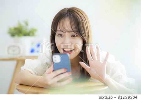 女性　スマートフォン　 81259504