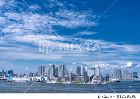 《東京都》青い空と白い雲の東京都市風景・夏空の東京ベイエリア 81259586
