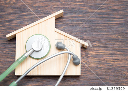 住宅と聴診器　コピースペース 81259599