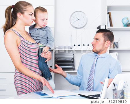 male lawyer scolding with young indignant woman 81259619
