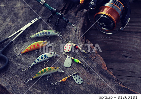 渓流釣りの道具とリールとルアー 81260181