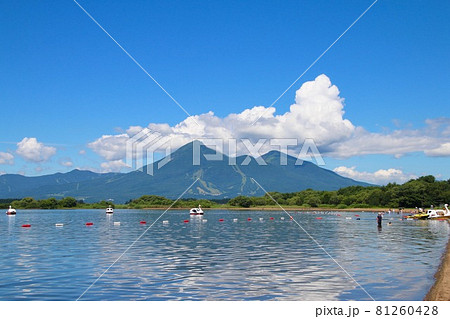 夏の猪苗代湖と磐梯山(福島県・猪苗代町) 夏の猪苗代湖と磐梯山(福島県・猪苗代町) 81260428