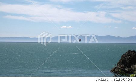 カイトサーフィンと釣り人と海と空と島 カイトサーフィンと釣り人と海と空と島 81260455
