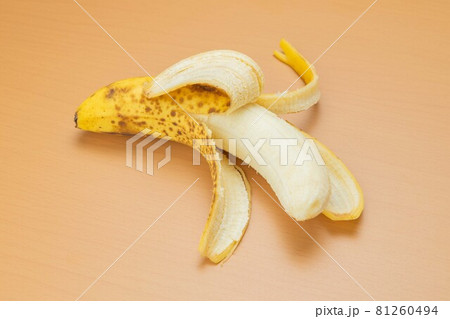 傷みかけのバナナ 81260494