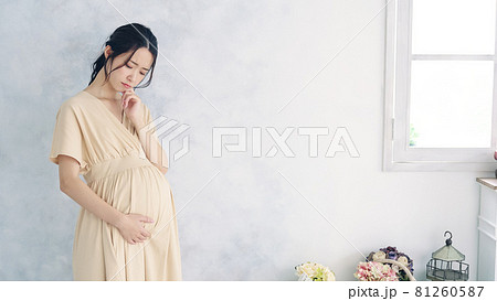 悩む妊婦 81260587