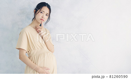 悩む妊婦 悩む妊婦 81260590
