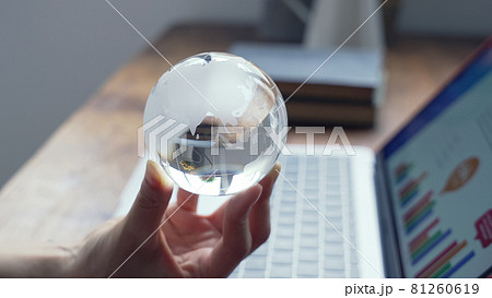 地球儀を持つ女性 81260619