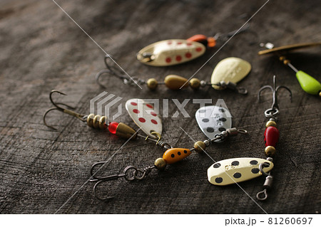 渓流釣りの道具とリールとルアー 81260697