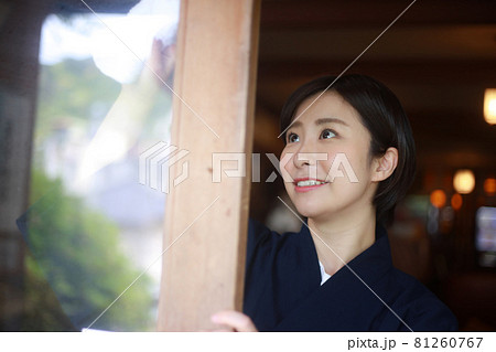 清掃する仲居　イメージ 81260767