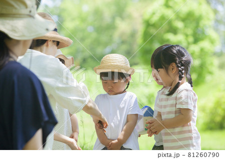 夏の森でカエルを捕まえる子ども達 81260790