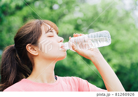 水を飲む女性 水を飲む女性 81260926