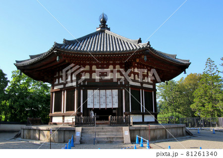 青空を背景に興福寺の北円堂　さらに別アングル 81261340