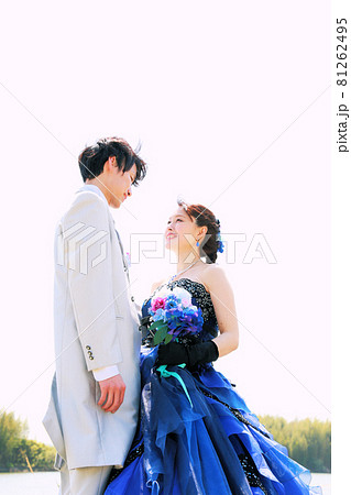 フォトウエディングの新郎新婦ロケーション撮影☆青のカラードレス 81262495