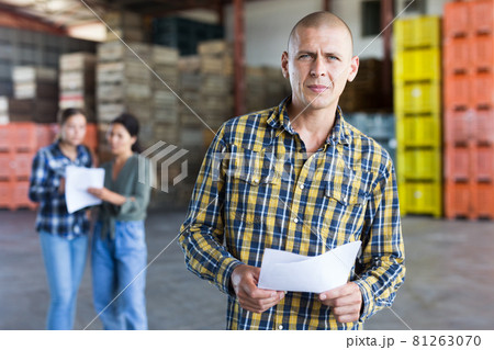 male employee working at the warehouse 81263070