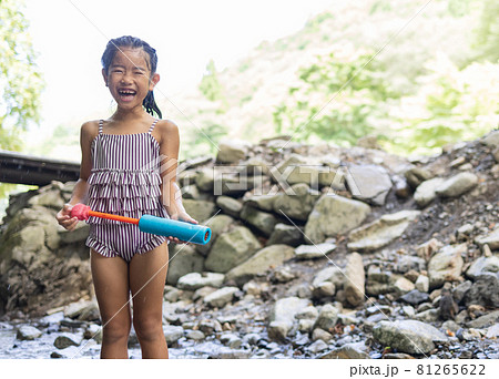 夏休みに河原で遊ぶ女の子 81265622