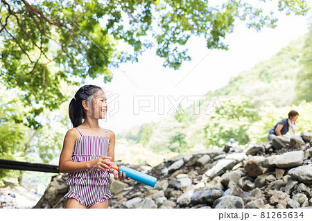 夏休みに河原で遊ぶ女の子 81265634