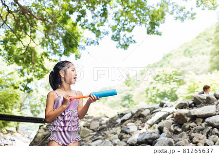 夏休みに河原で遊ぶ女の子 81265637