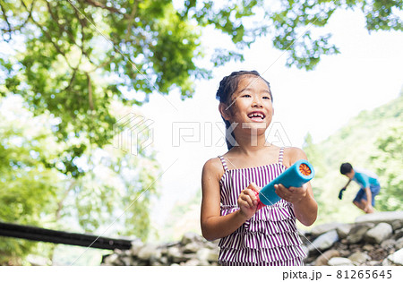夏休みに河原で遊ぶ女の子 81265645