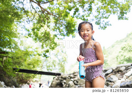 夏休みに河原で遊ぶ女の子 81265650