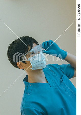 ゴーグルを装着する医療従事者 81266596