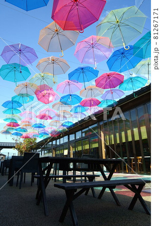 氷見一番街のテラスで青空を彩る鮮やかなアンブレラスカイ縦構図 氷見一番街のテラスで青空を彩る鮮やかなアンブレラスカイ縦構図 81267171