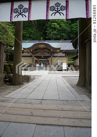 諏訪大社(すわたいしゃ)は、我国最古の神社の一つであり、全国一万有余の諏訪神社の総本社です。 諏訪大社(すわたいしゃ)は、我国最古の神社の一つであり、全国一万有余の諏訪神社の総本社です。 81268885