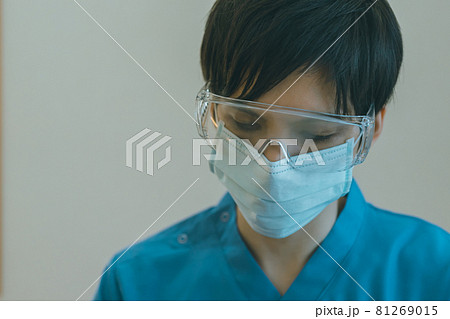 ゴーグルを装着する医療従事者 81269015
