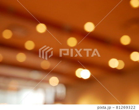 暖かく光るカフェのライト 81269322