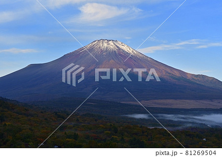 山中湖パノラマ台上部から富士山に霧に覆われた山中湖 山中湖パノラマ台上部から富士山に霧に覆われた山中湖 81269504