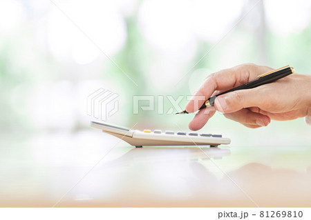 電卓で計算をする高齢者の手元 電卓で計算をする高齢者の手元 81269810