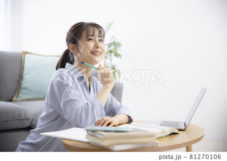 自宅で勉強する女性 自宅で勉強する女性 81270106